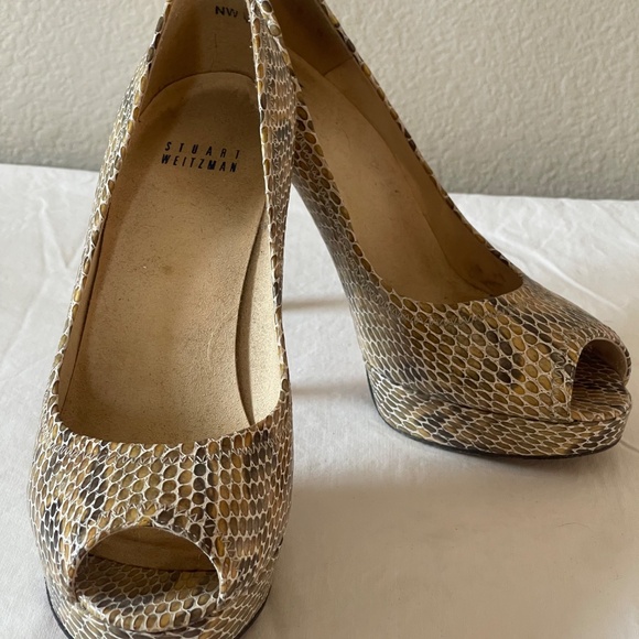 Stuart Weitzman JUST SO Beige Snakeskin Peep Toe Platform Stiletto Pumps Sz 8 M - Picture 2 of 16